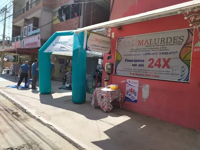 Calçada em frente à loja com boneco inflável e placa de financiamento em até 24 vezes