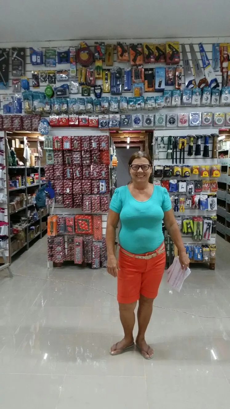 Lourdes de camisa azul no corredor de ferramentas da loja